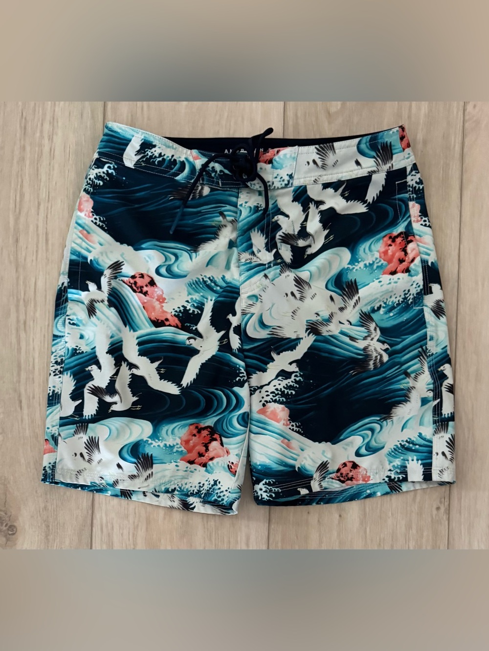 American Eagle men’s Small board shorts swim trunks surf waves white bird print